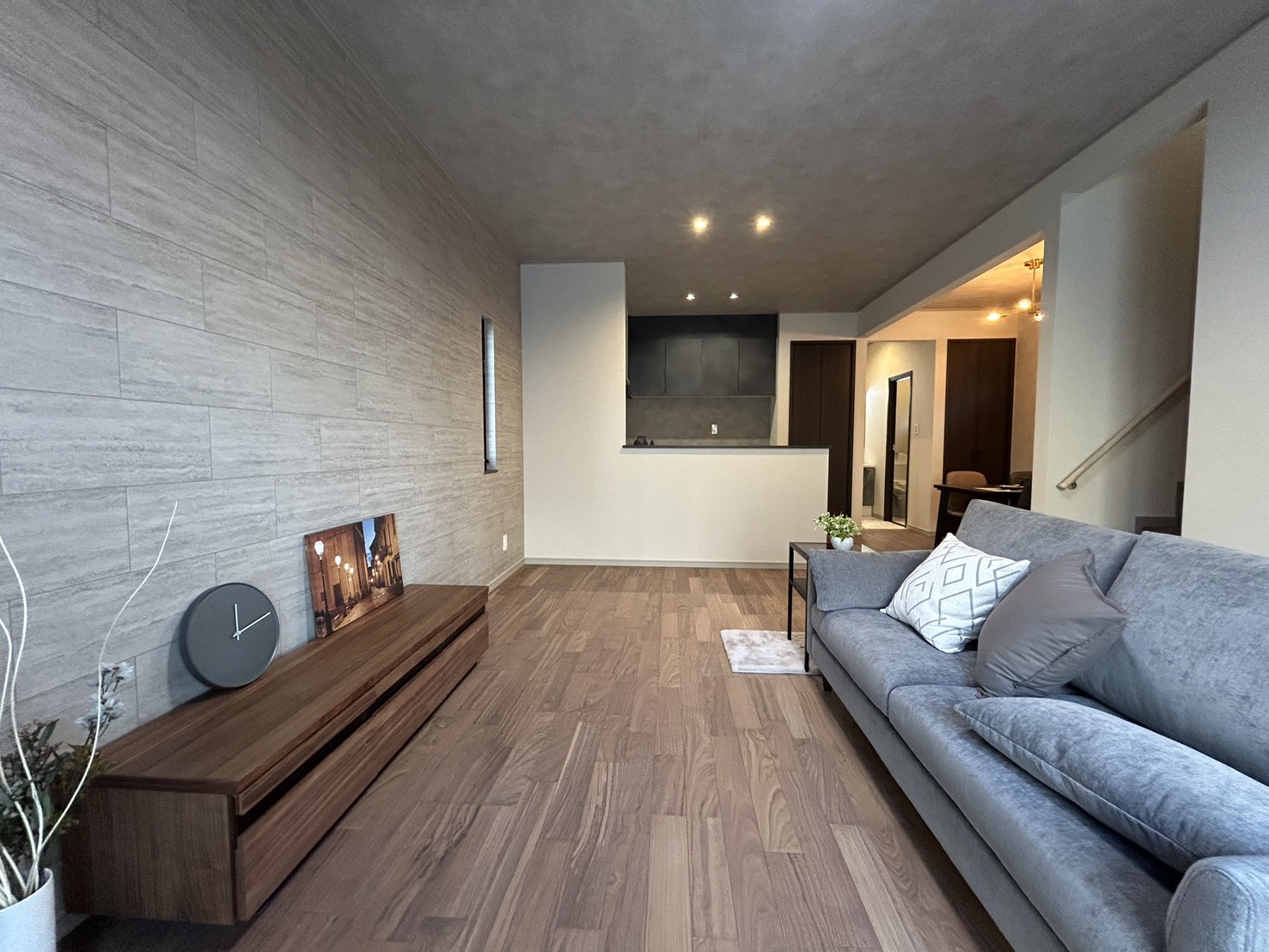 【泉大津市】ドライウォルナットが引き立つ上質リビング