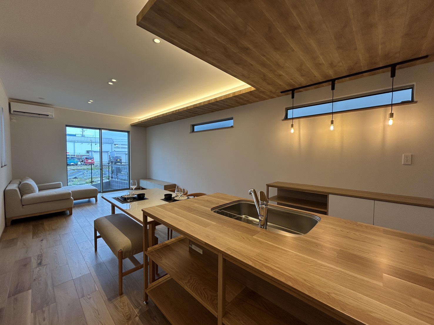 【和泉市】木の温もりと光に包まれる、カフェスタイルの家