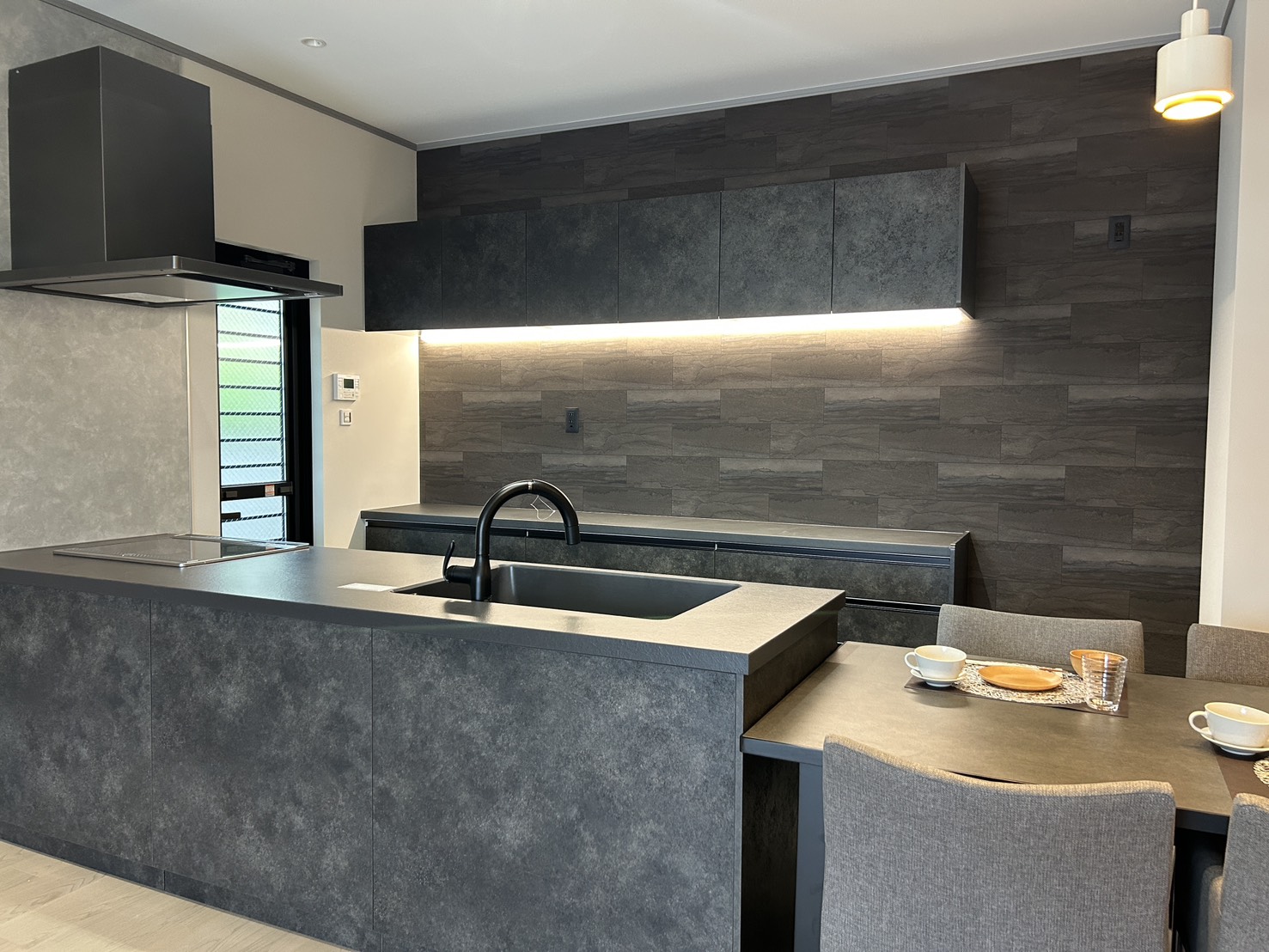 【岸和田市】「質感にこだわった石目調のデザインが、暮らしを優雅に彩る。」