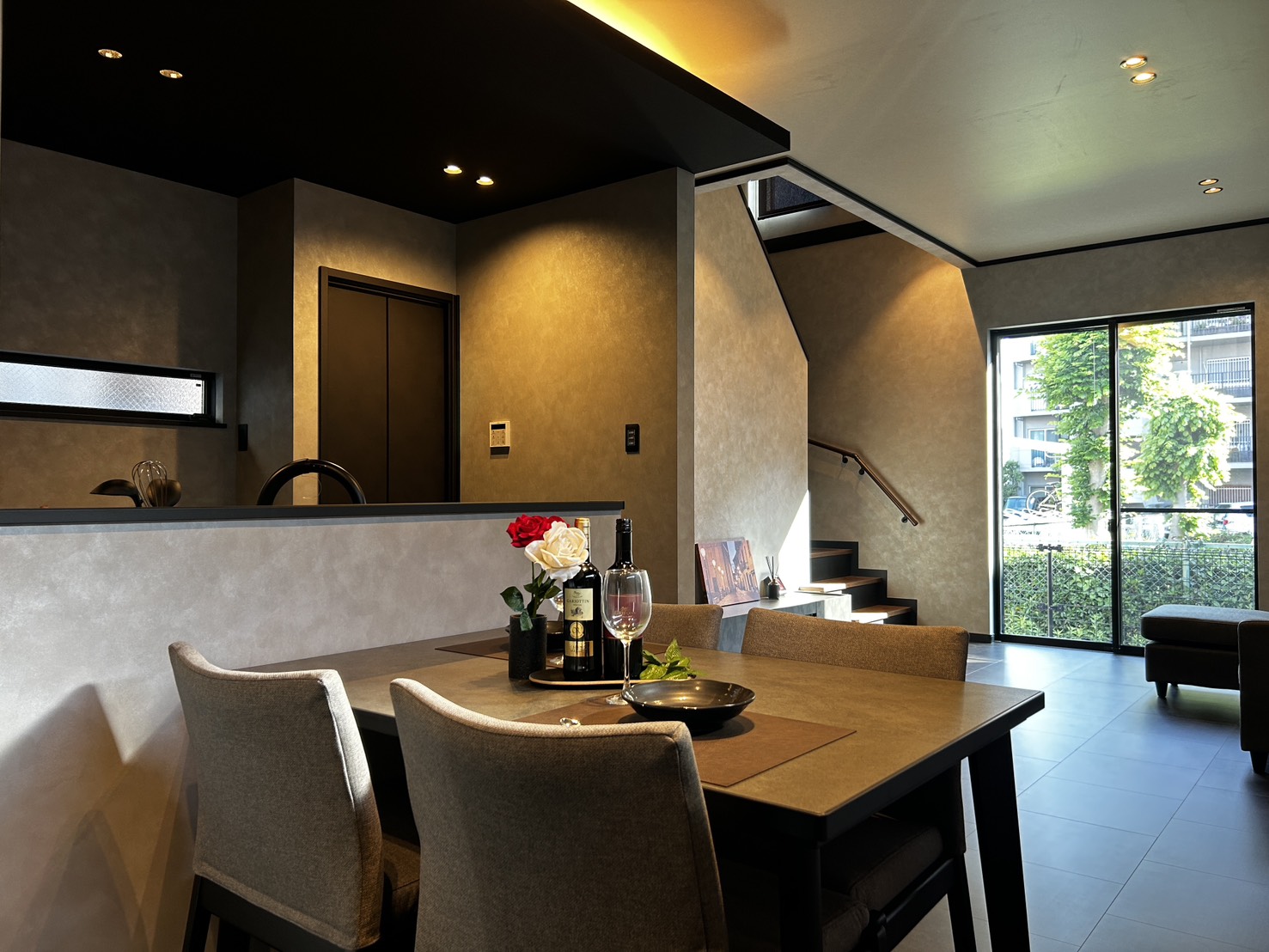 【泉大津市】光と黒で魅せる、大人モダンな家